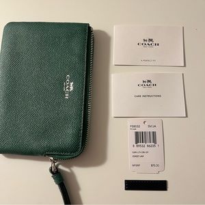 Coach corner zip wristlet in color Jade NWT